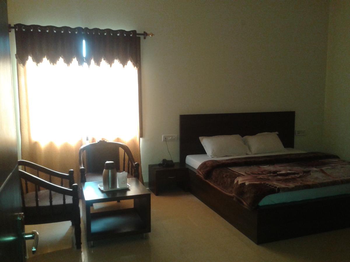 Hotel Milan Palace Амритсар Стая снимка